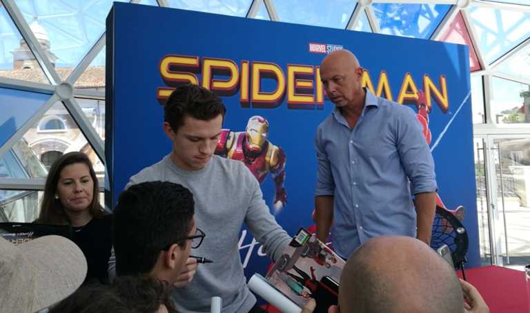 Tom Holland lancia autografi sui fan – video