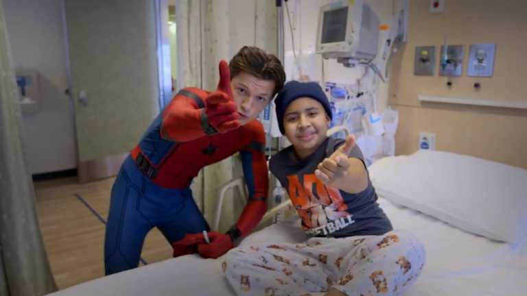 Spider-Man Homecoming: Tom Holland al Children Hospital di Los Angeles