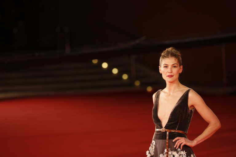 #RomaFF12: Rosamund Pike sul red carpet dell’Auditorium