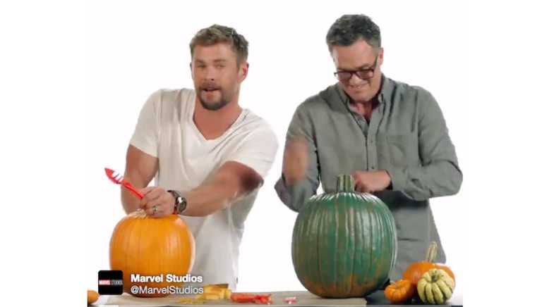 Chris Hemsworth e Mark Ruffalo intagliano zucche a tema Thor