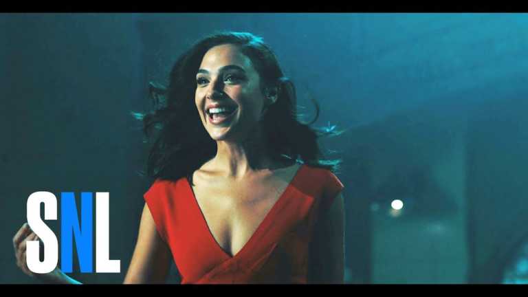 Gal Gadot ospite del SNL: distrugge le pareti come Wonder Woman