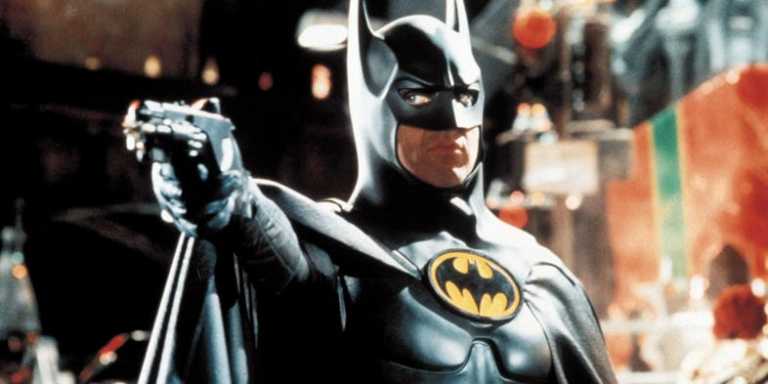 Michael Keaton pubblica una foto in costume da Batman, dal set di Batgirl