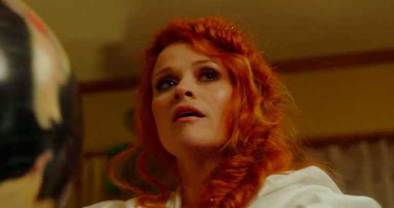 Nelle Pieghe del Tempo: la Signora Cos’è nella nuova clip Nelle Pieghe del Tempo: la Signora Cos’è nella nuova clip