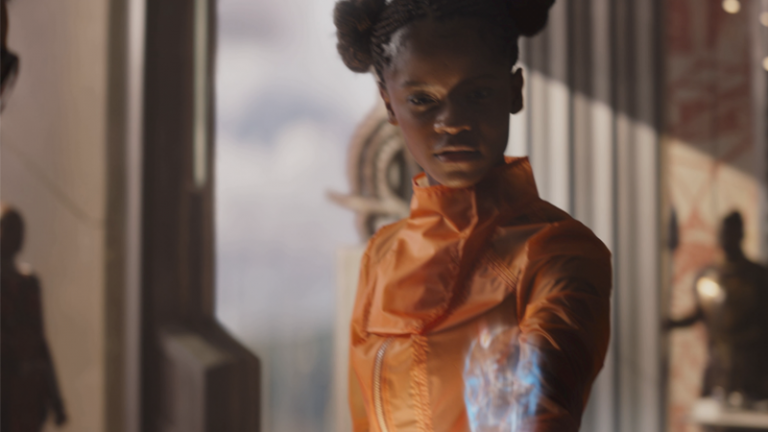 Avengers: Infinity War, Shuri “scansiona” Visione nella nuova clip Avengers: Infinity War, Shuri “scansiona” Visione nella nuova clip