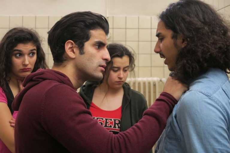 A Genoux Les Gars: recensione del film di Antoine Desrosières