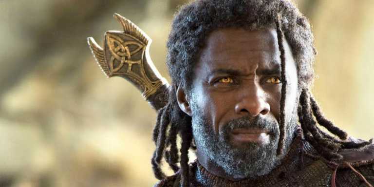 Idris Elba contro i dinosauri di Jurassic World