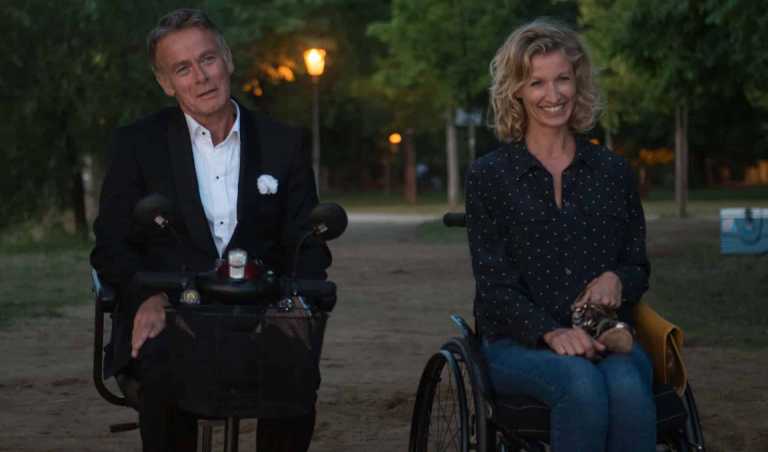 Tutti in piedi: anteprima gratuita con Cinefilos.it, cerca la tua città!