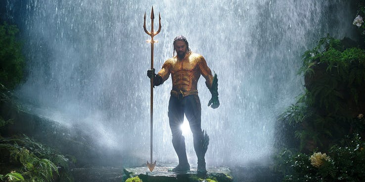 Aquaman: Jason Momoa porta il tridente a Times Square – video