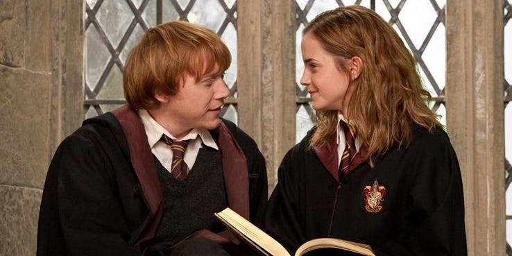 Ron e Hermione mentre studiano