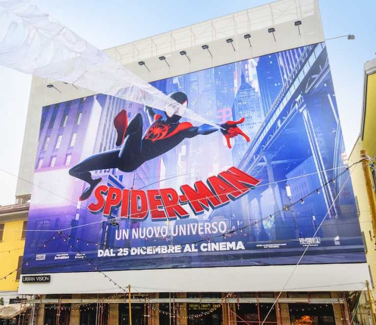 Spider-Man: Un nuovo universo, ragnatela gigante a Milano