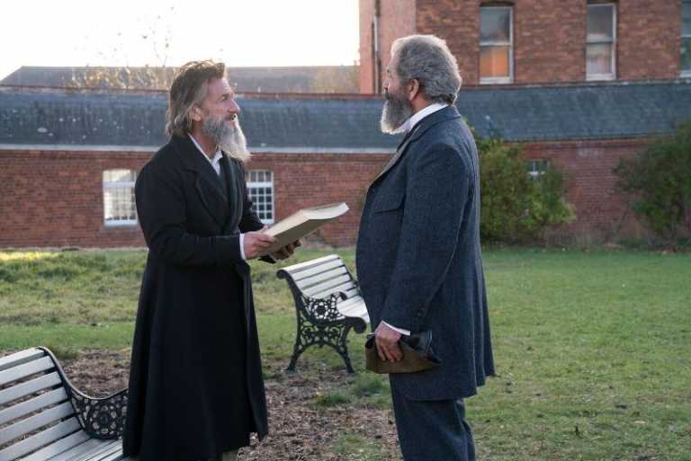 Il professore e il pazzo: recensione del film con Mel Gibson e Sean Penn