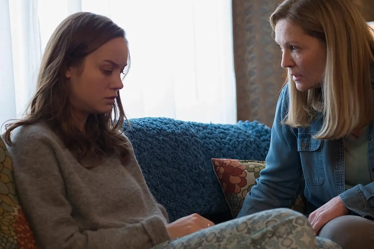 Joan Allen e Brie Larson in Room