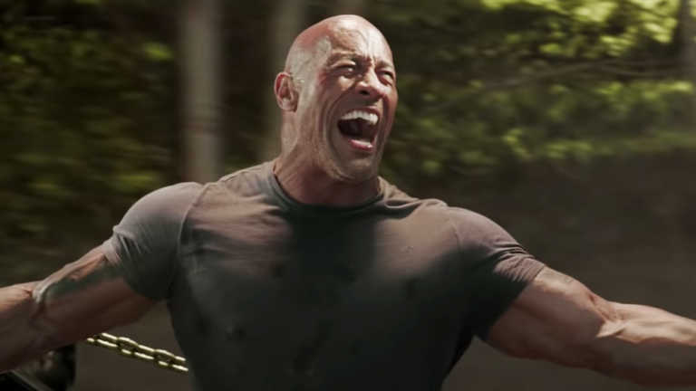 Hobbs & Shaw: Dwayne Johnson “acchiappa” un elicottero nella nuova clip