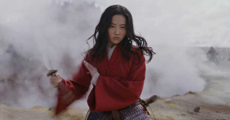 Mulan: Yifei Liu come una vera principessa Disney alla premiere