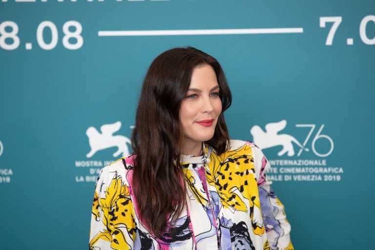 Liv Tyler hot in lingerie ispirata al burlesque