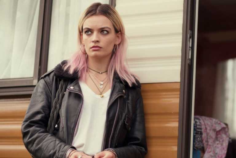 Emma Mackey è Emily Brontë nella prima foto dal biopic Emily