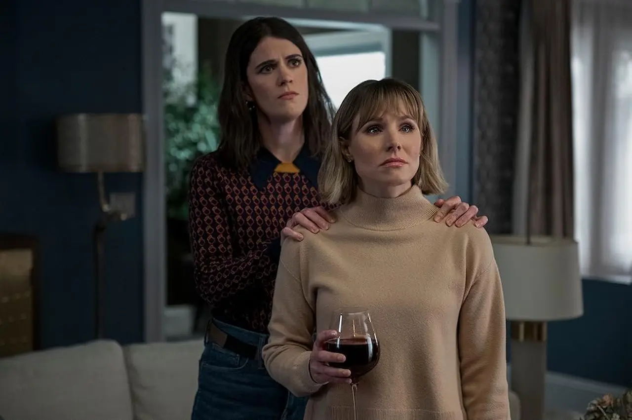 Kristen Bell e Mary Holland in La donna nella casa di fronte alla ragazza dalla finestra