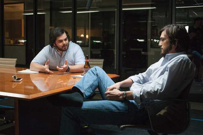 Foto di Ashton Kutcher nei panni di un maturo Steve Jobs