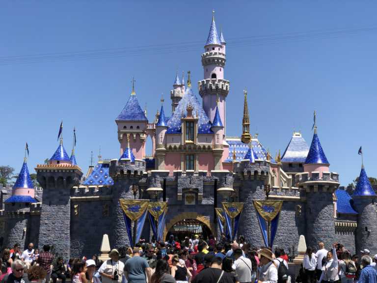 Disneyland in California chiude per coronavirus