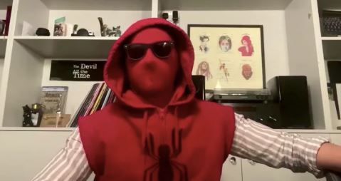Tom Holland, in isolamento, torna nei panni di Spider-Man Tom Holland, in isolamento, torna nei panni di Spider-Man