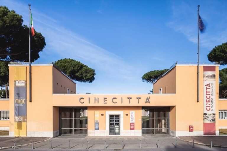 Cinecittà: a fuoco il set di Firenze rinascimentale