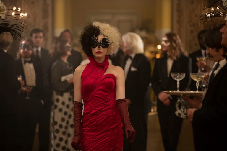 Crudelia: una clip dal film mostra gli straordinari costumi per Emma Stone Crudelia: una clip dal film mostra gli straordinari costumi per Emma Stone