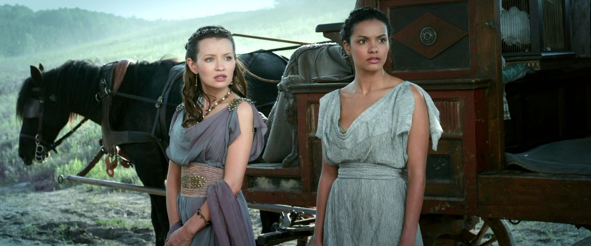 Jessica Lucas e Emily Browning nel film Pompei