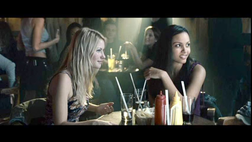 Jessica Lucas e Laura Ramsey nel film The Covenant