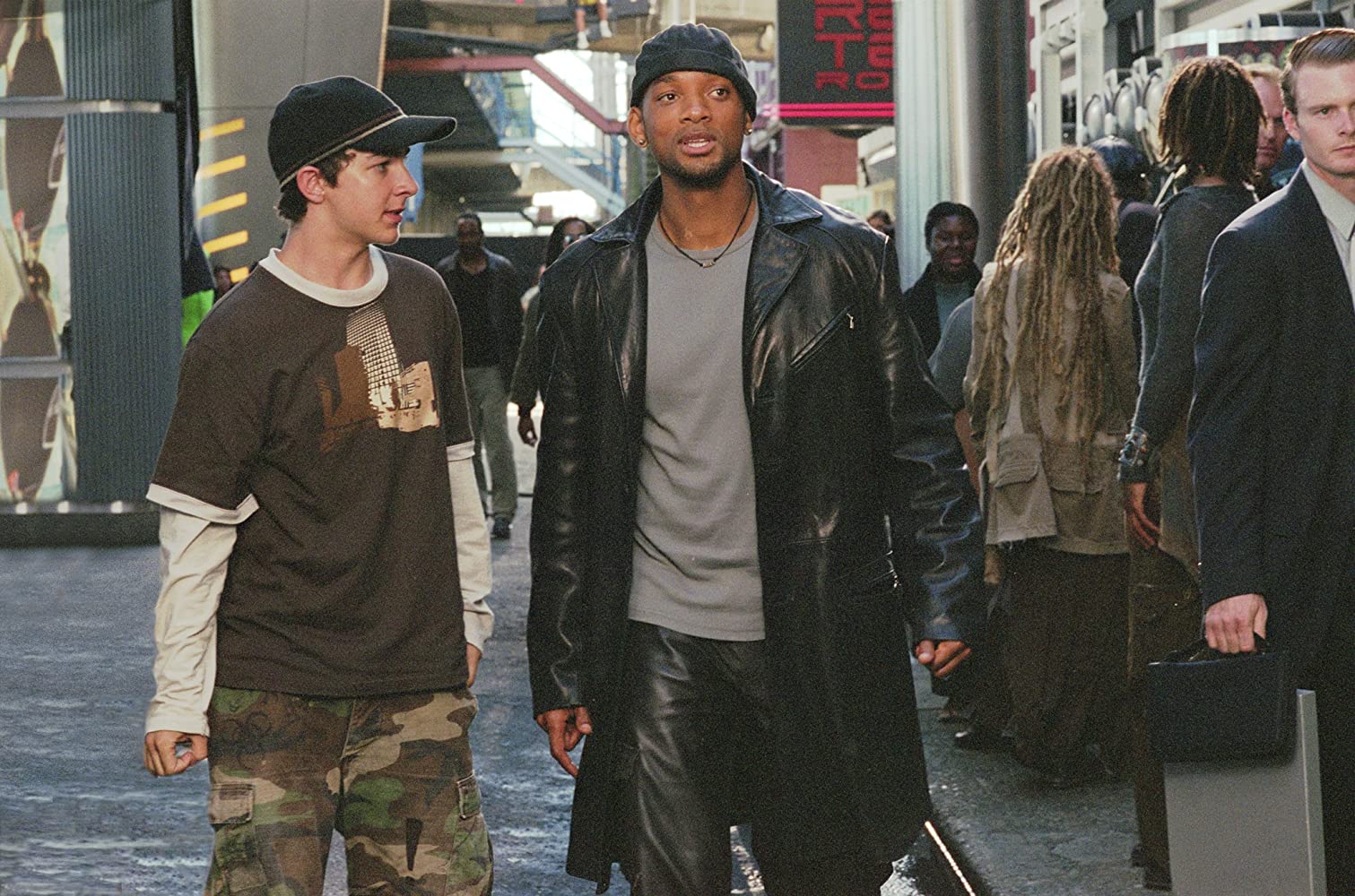 Will Smith e Shia LaBeouf in Io Robot