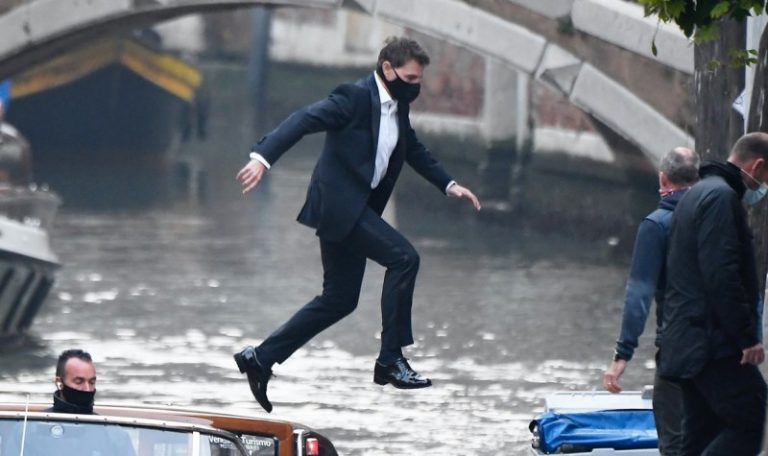 Mission Impossible 7: Tom Cruise vola tra le barche a Venezia
