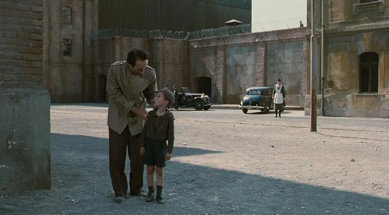 Giorgio Cantarini e Roberto Benigni in La vita è bella
