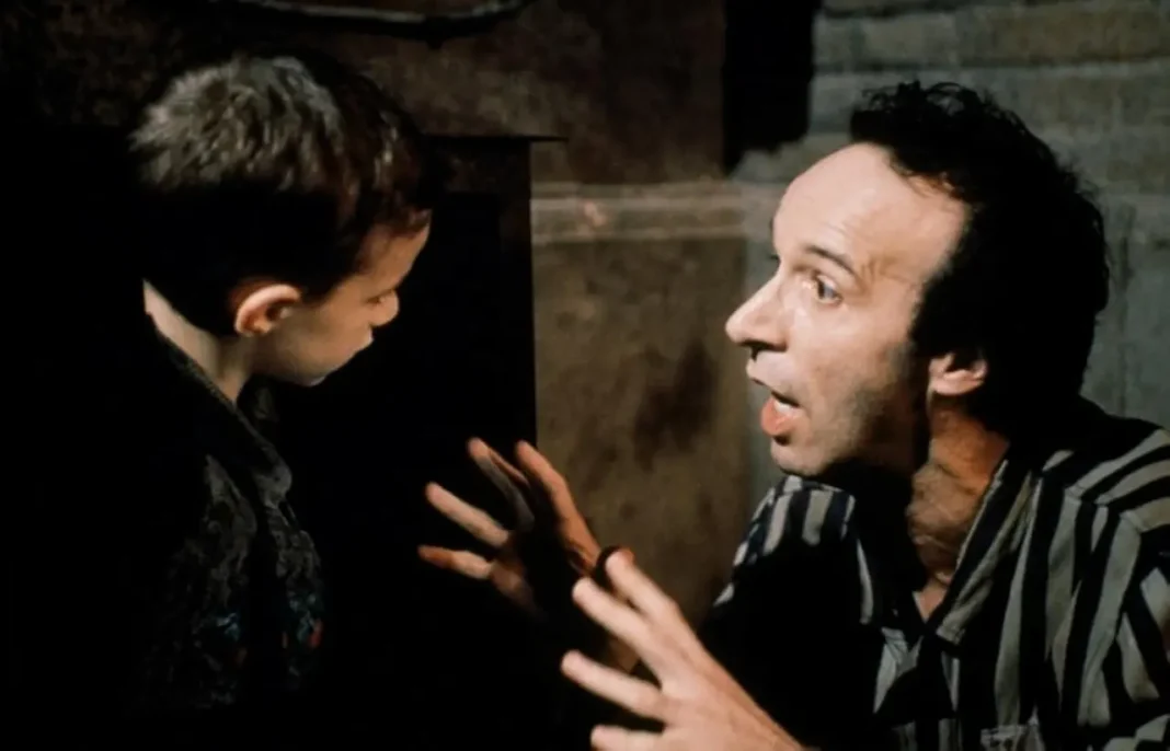 Roberto Benigni e Giorgio Cantarini in La vita è bella