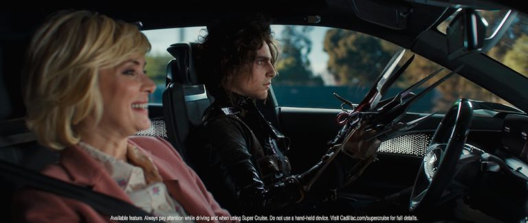 Timothee Chalamet interpreta il figlio di Edward Mani di Forbice nello spot del Super Bowl Timothee Chalamet interpreta il figlio di Edward Mani di Forbice nello spot del Super Bowl