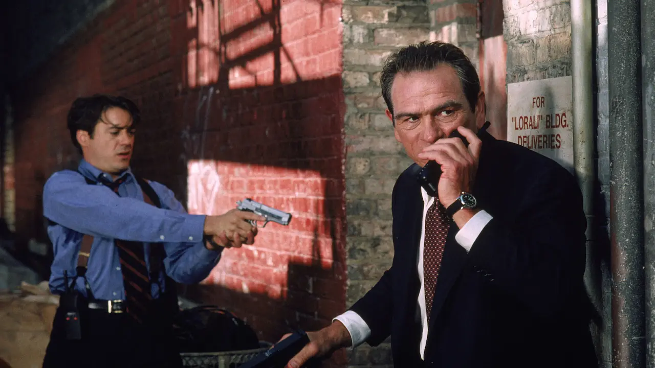 Robert Downey Jr e Tommy Lee Jones in U.S. Marshals - Caccia senza tregua