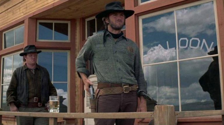 Lo straniero senza nome: trama, cast e finale del film di Clint Eastwood