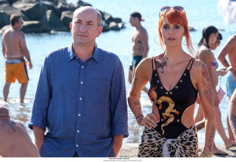 Come un gatto in tangenziale – Ritorno a Coccia di Morto: recensione del film