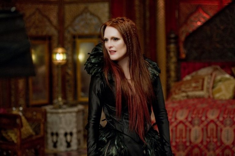 Il settimo figlio: tre spot e una clip del film con Julianne Moore
