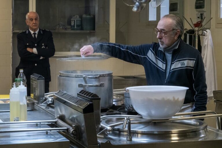 Ariaferma: trailer del film con Toni Servillo, fuori concorso a Venezia 78