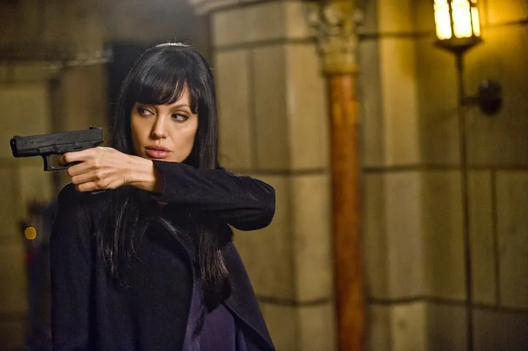 Salt: dal cast al finale alternativo, le curiosità sul film con Angelina Jolie