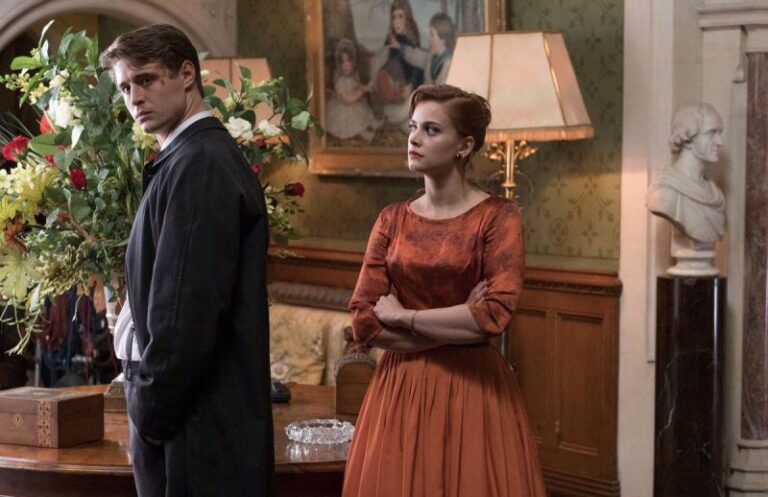 Mistero a Crooked House: trama, cast e le differenze tra il libro e il film