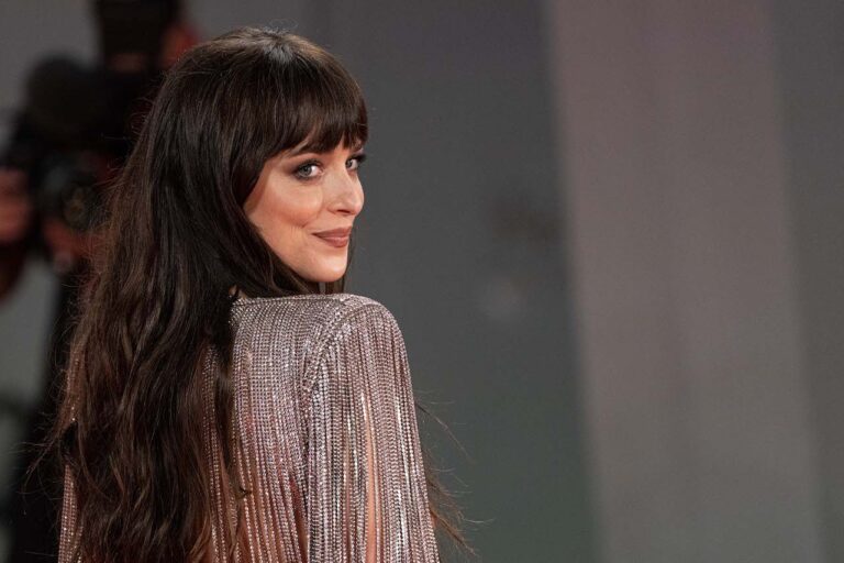 Dakota Johnson dice che è stato “assolutamente psicotico” girare Madame Web