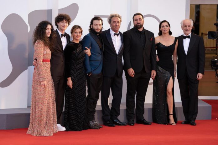 E stata la mano di Dio foto red carpet