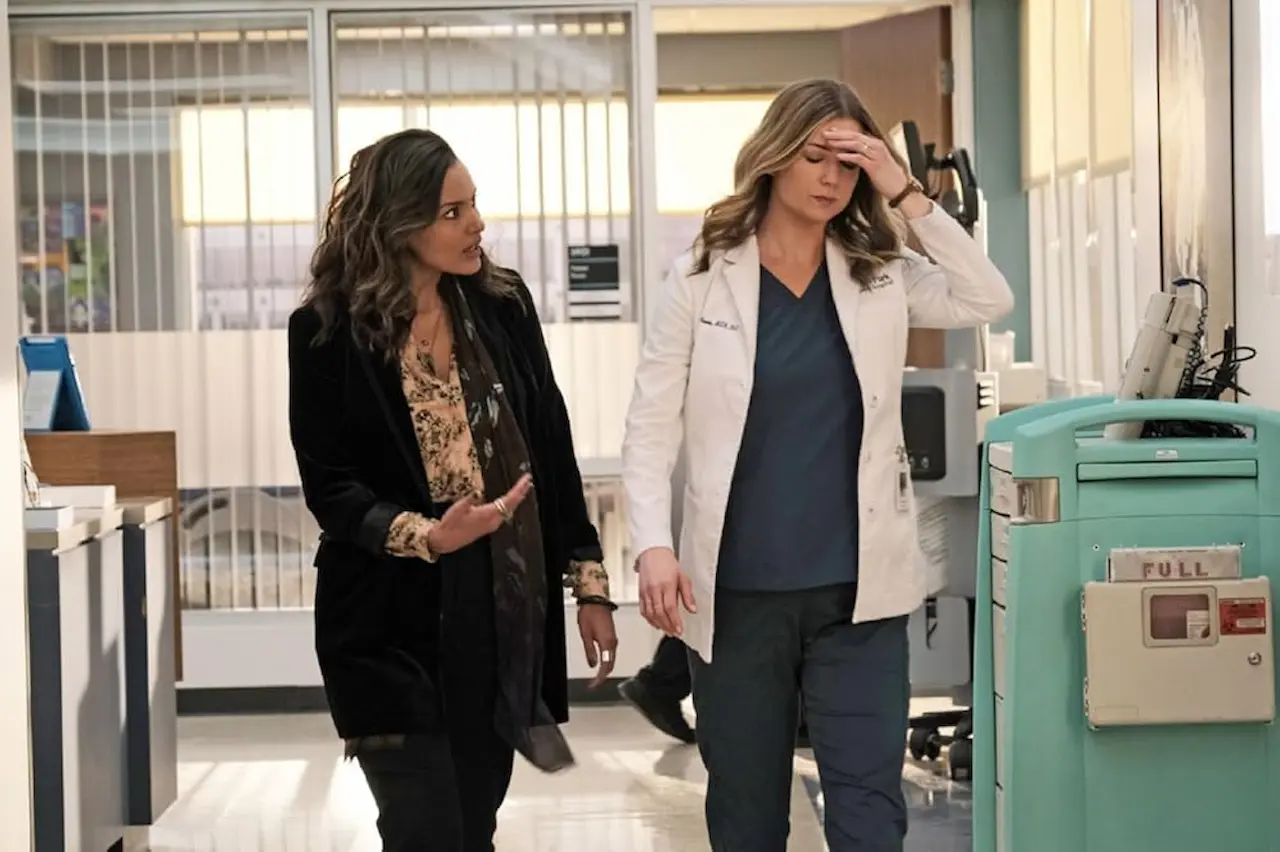 Emily VanCamp and Jessica Lucas in The Resident