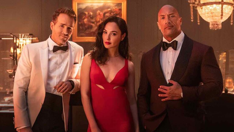Red Notice, recensione del film con Dwayne Johnson, Gal Gadot e Ryan Reynolds