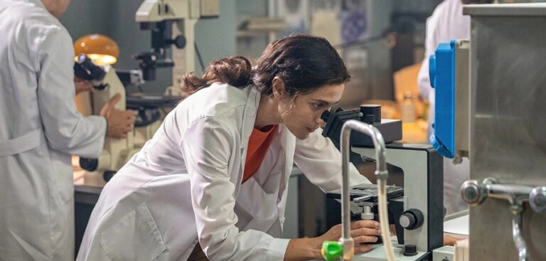 Trafficante di Virus, la recensione del film evento con Anna Foglietta