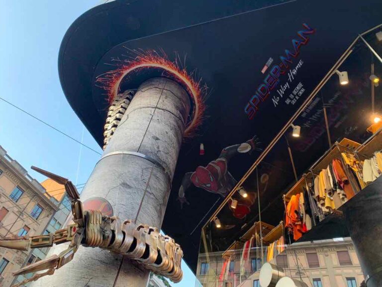 Spider-Man: No Way Home invade la COIN di Milano. Le foto dell’istallazione