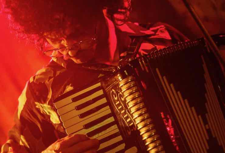 Daniel Radcliffe irriconoscibile nella prima immagine di Weird: The Al Yankovic Story