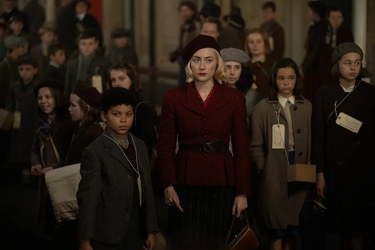Elliott Heffernan e Saoirse Ronan in Blitz