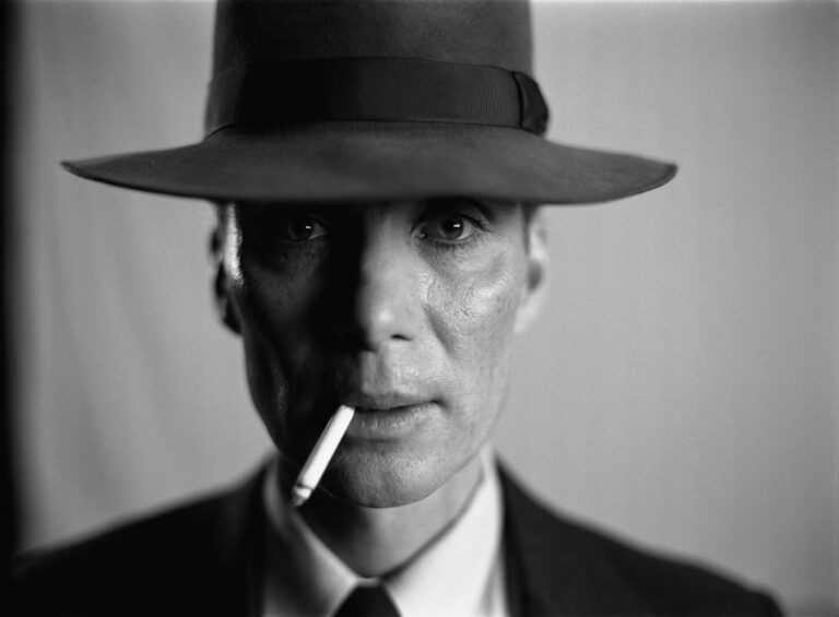 Oppenheimer, trailer: le intense prime immagini dal film di Christopher Nolan