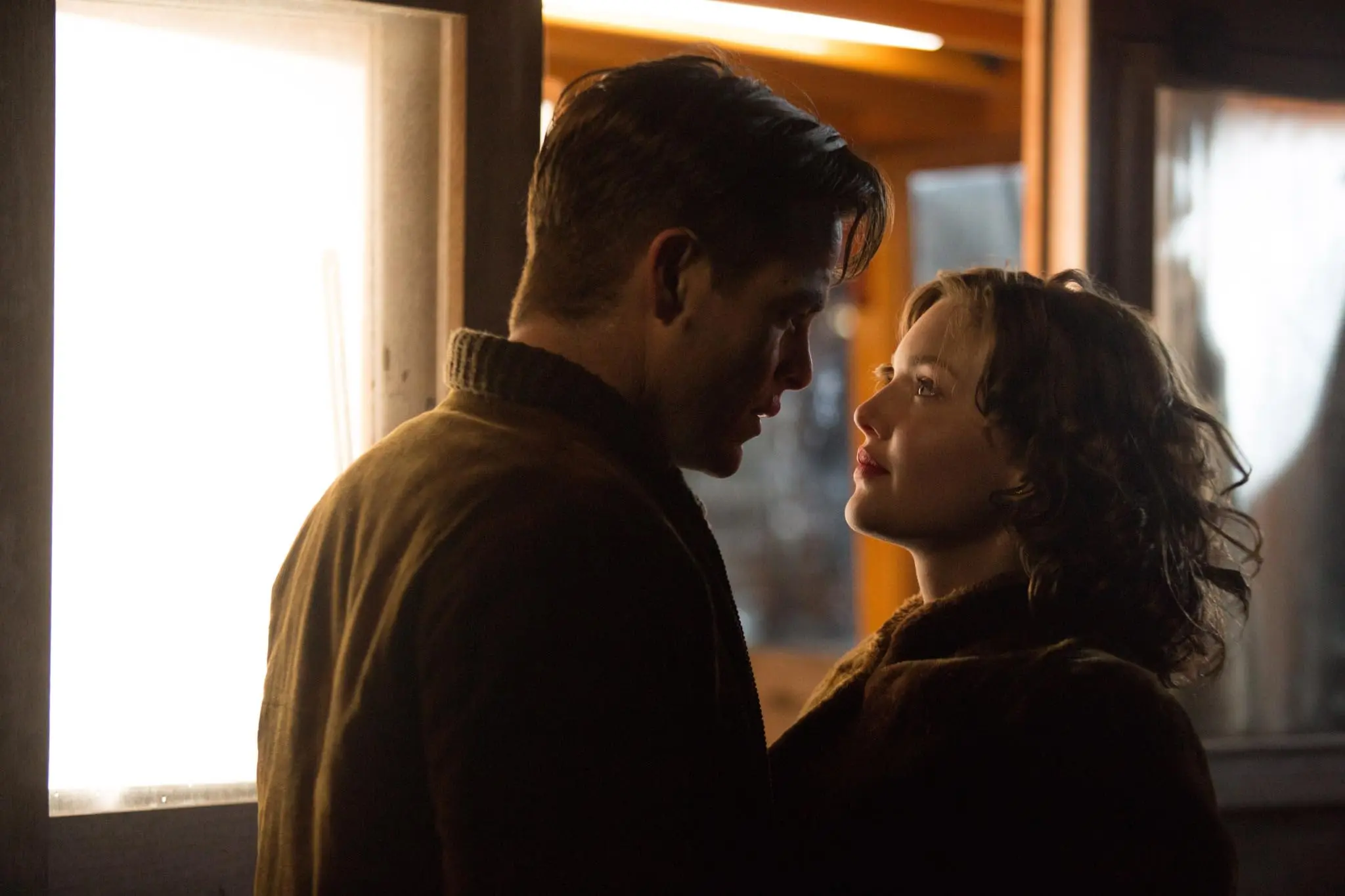 Holliday Grainger e Chris Pine in L'ultima tempesta (2016)